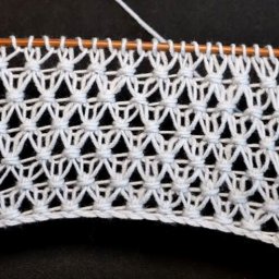 ​Узор "Сетка с узелками" спицами