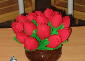 Букет тюльпанов из одноразовых ложек