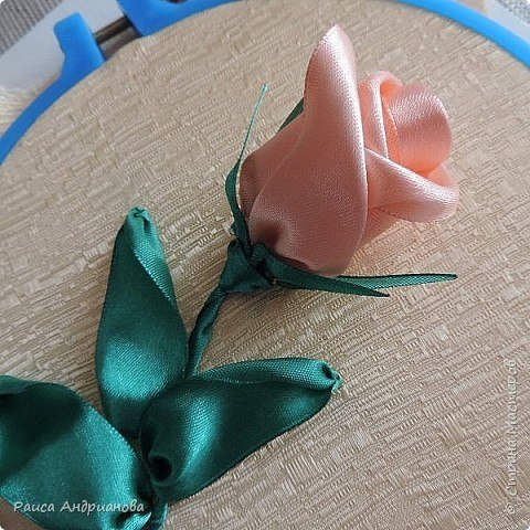 Бутоны роз: вышивка атласными лентами