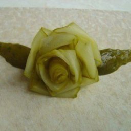 Как сделать розу из солёного огурчика