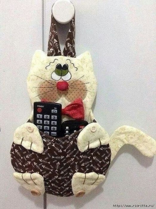 Котики-подушки или просто хранители пульта