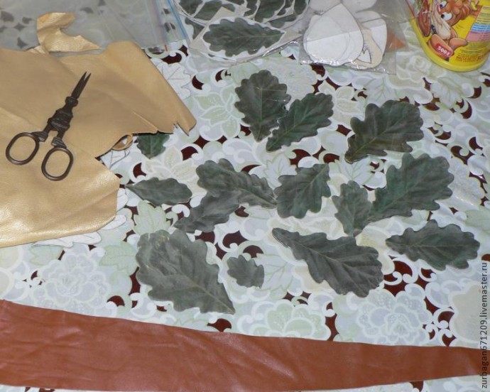 Брошь из кожи "Дубовая веточка"