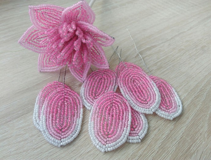 Большой цветок из бисера