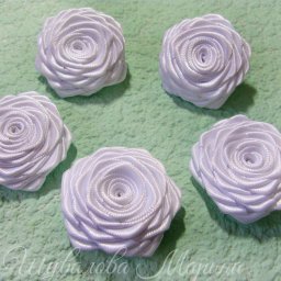 Кручёная роза из атласной ленты