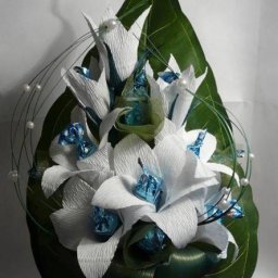 Лилии из конфет