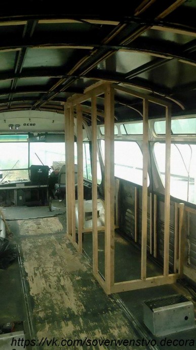 Шикарный дом на колесах из старого автобуса
