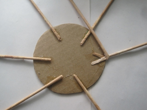 Вазочка из газетных трубочек