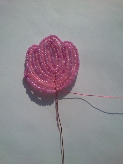 Красивый цветочек из бисера