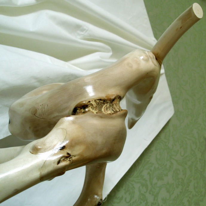 Деревянная статуэтка Деревянная статуэтка