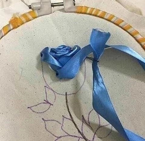 ​Техника вышивки розы лентами