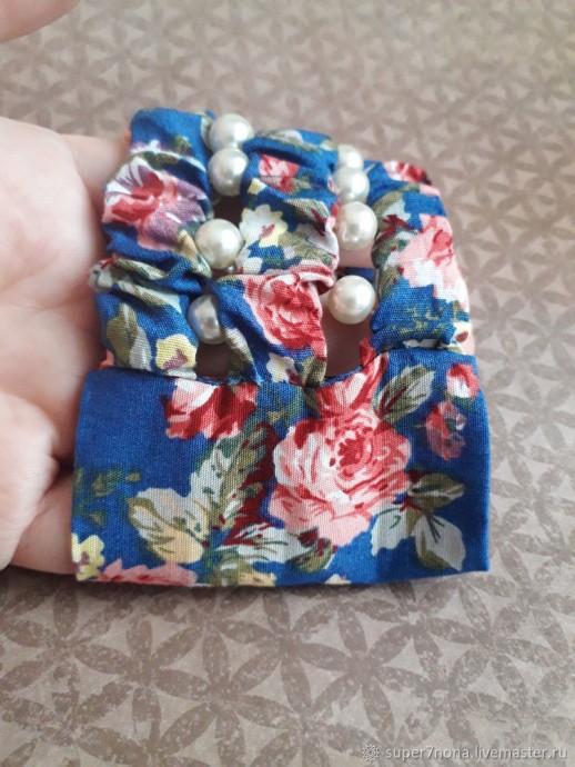 Широкий браслет из ткани и бусин
