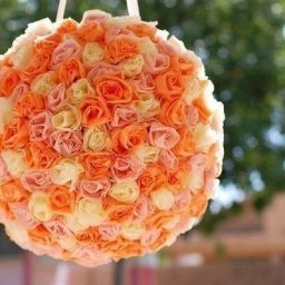 Декоративный шар с бумажными розочками