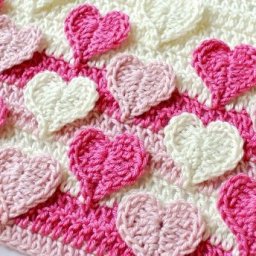 Яркий узор с сердечками