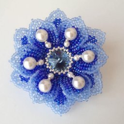 Очень красивый цветок из бисера
