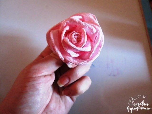 Розы из салфеток