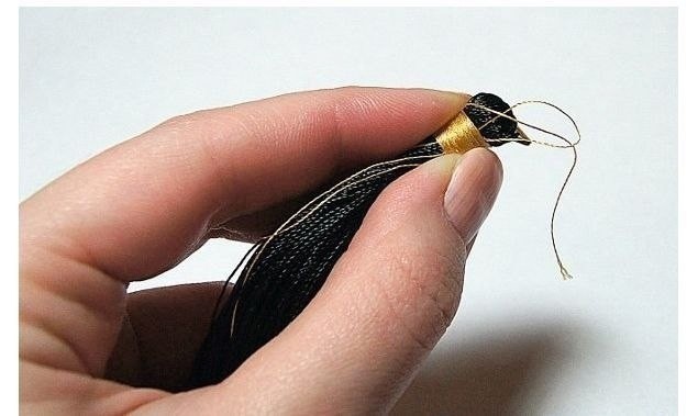 Стильные серьги-кисточки из ниток