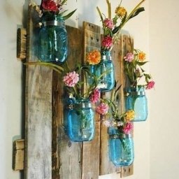 ​Декор из стеклянных бутылок с цветами