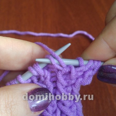 ​Красивая рельефная коса-резинка спицами