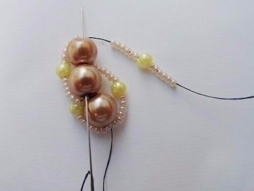 Красивый браслет из бисера и бусин