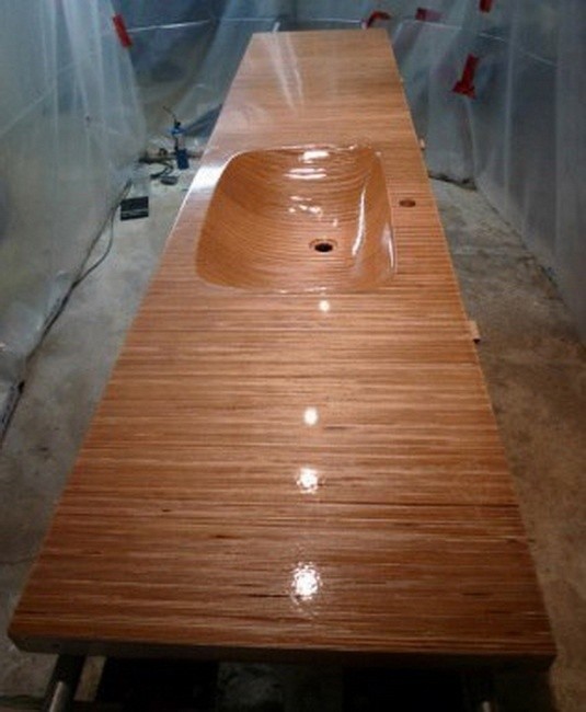 Интересная самодельная столешница с мойкой сплошным массивом из фанеры