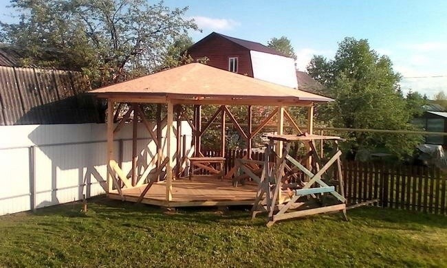 Строительство угловой беседки своими руками