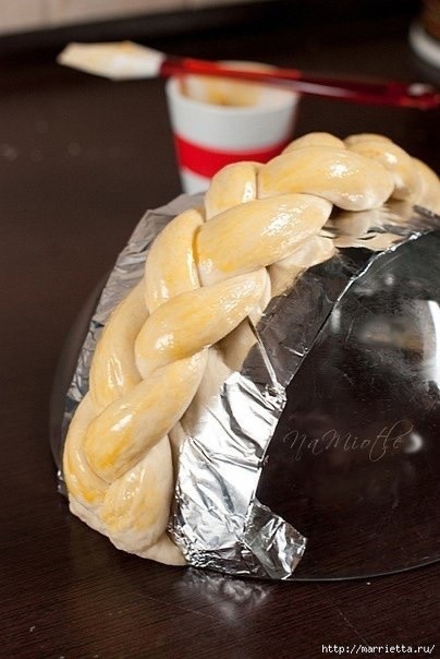 Плетеная съедобная корзинка из дрожжевого теста