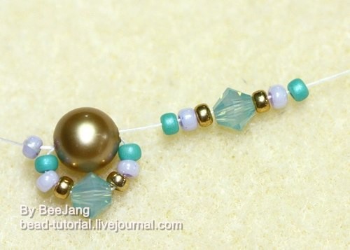 ​Браслет с крупными золотыми бусинами