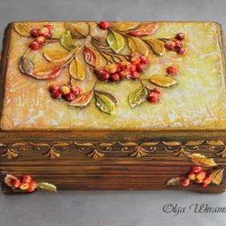 Шкатулка с объемной рябиной