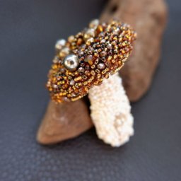 Брелок из бисера "Гриб"