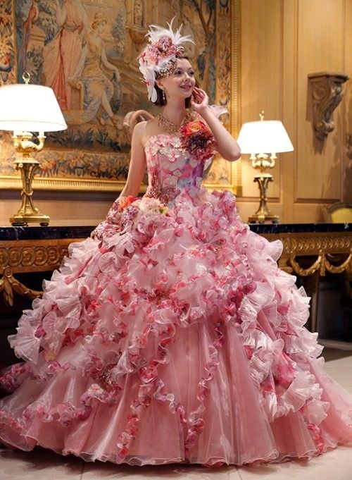 ​Необычные платья для торжественных мероприятий