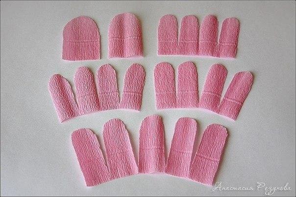 Букет роз из конфет и гофрированной бумаги