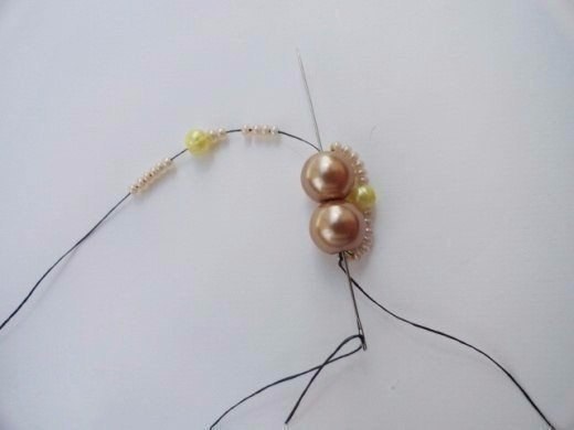 Красивый браслет из бисера и бусин