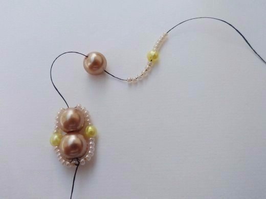 Красивый браслет из бисера и бусин