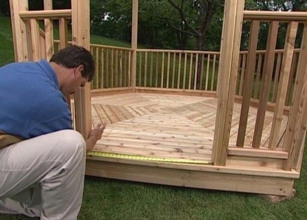 Деревянная беседка своими руками с тесовой крышей из щепы