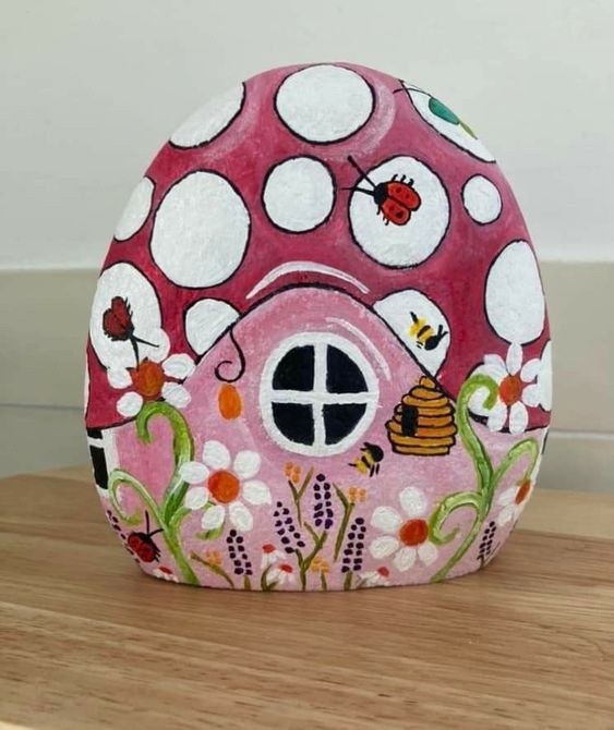 Декоративные камушки-домики с росписью