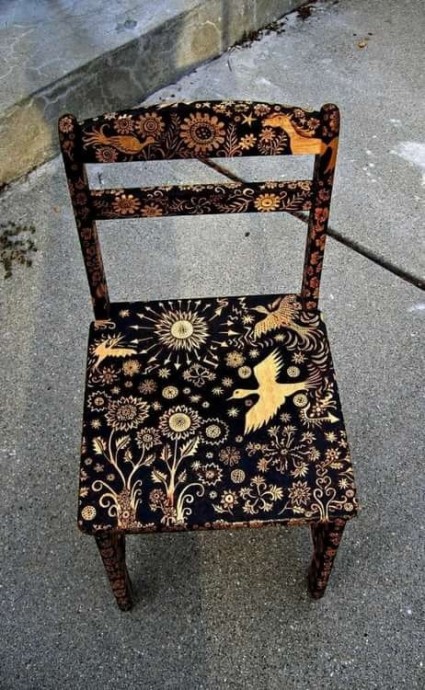 Оригинальная роспись деревянных стульев