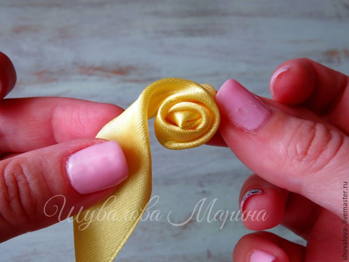 Жёлтая роза из атласной ленты