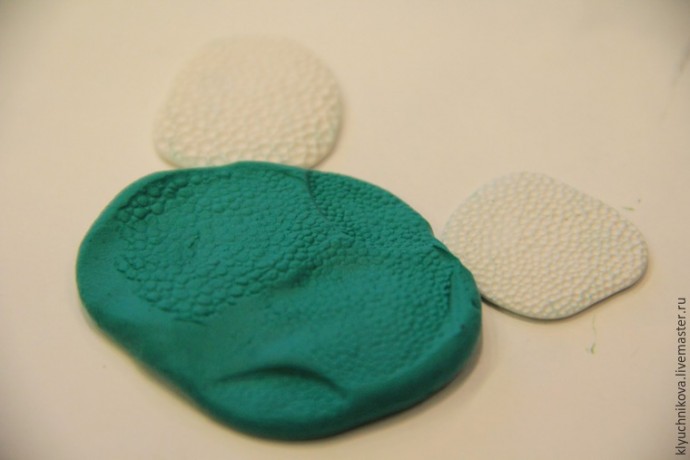 Лепим чудесного интерьерного дракончика из бархатного пластика