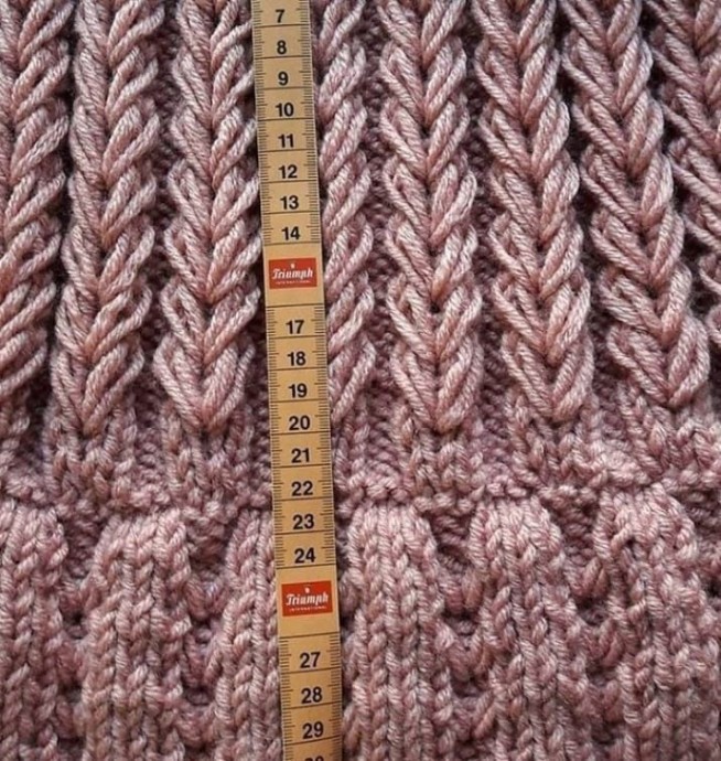 Вяжем шапочку объемным узором