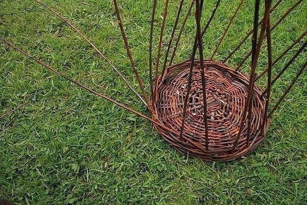 Плетём корзинку из ивовых прутьев