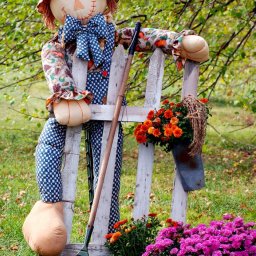 Огромное количество идей по созданию пугала на даче