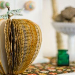 Стильный аксессуар: яблоко из старой ненужной книги