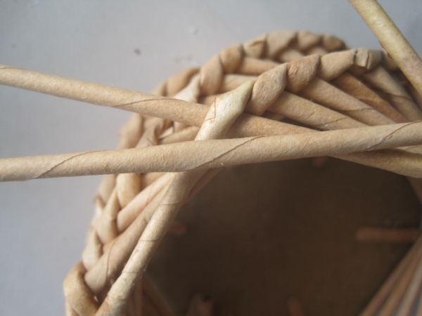 Вазочка из газетных трубочек