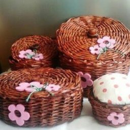 Корзинки из газетных трубочек