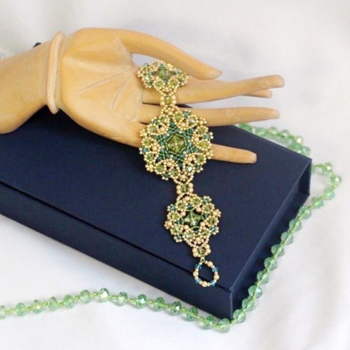 Кулон из бисера Кулон из бисера