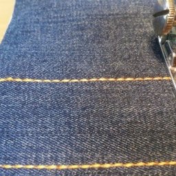 Как прострочить отделочную строчку в три нитки из одной катушки