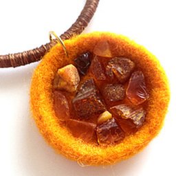 Шерстяное солнышко с янтарем