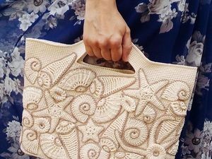 Своеобразная сумка с декором из ракушек и морских звезд