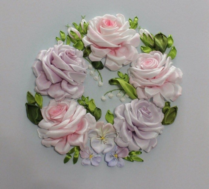 Вышивка лентами роз: идеи для вдохновения Вышивка лентами роз: идеи для вдохновения