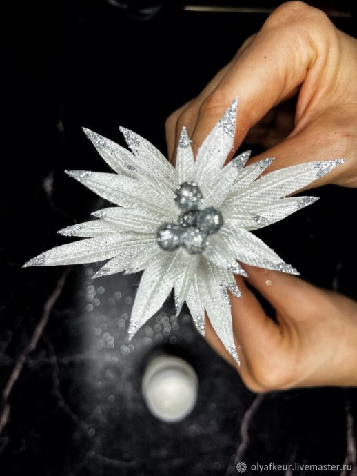 Белая пуансеттия из бархата